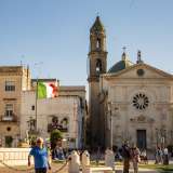 Sul lato sud della piazza si erge la Chiesa Maddalena, con l�elegante rosone, la cupola e il suo alto campanile. Si presenta con un prospetto sobrio dalle linee classiche seicentesche, mentre l�interno � sfarzoso e di gusto baroccheggiante